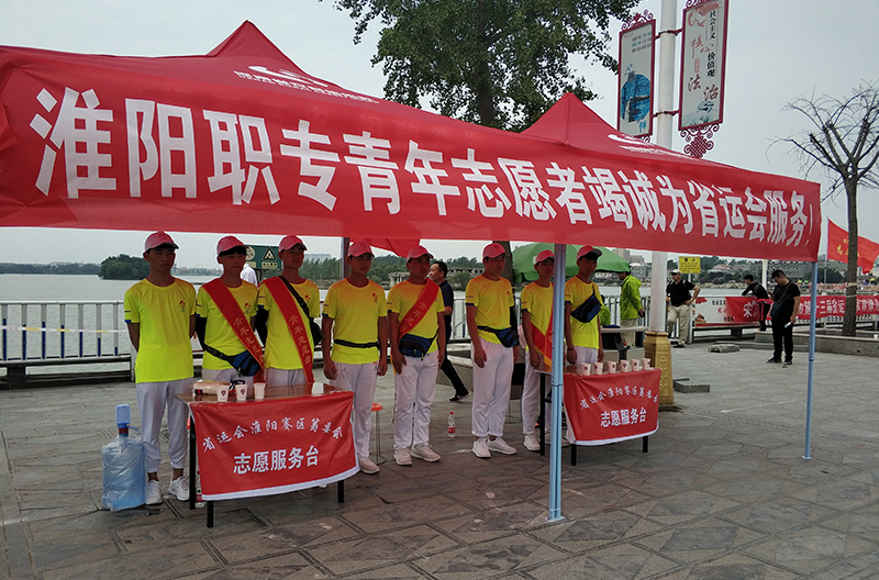 志愿者时刻准备为运动员服务